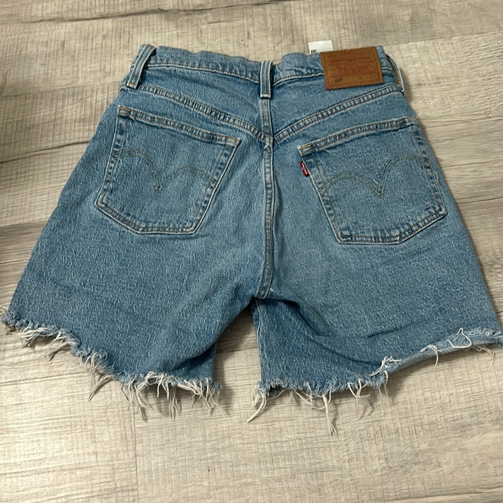 ADORABLE Levi’s 501 mid thigh shorts